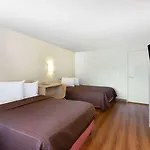 Travelodge By Wyndham Essington / Philadelphia Airport